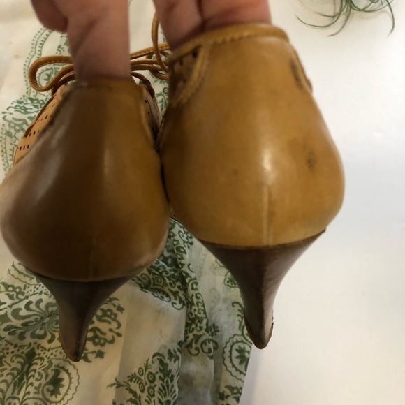 Max Azaria Perforated Leather Heel Oxfords 37 1/2 - Picture 6 of 8